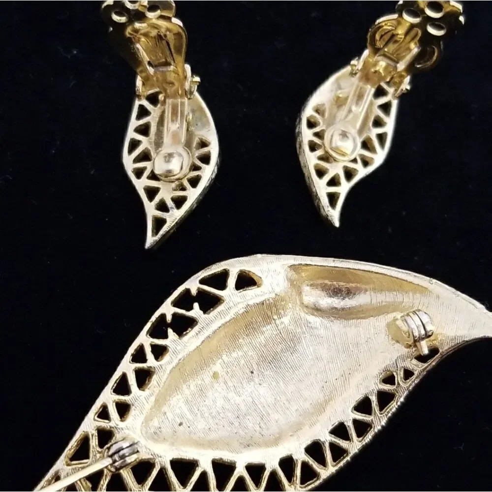 Vintage Gold brooch and clip on earrings set